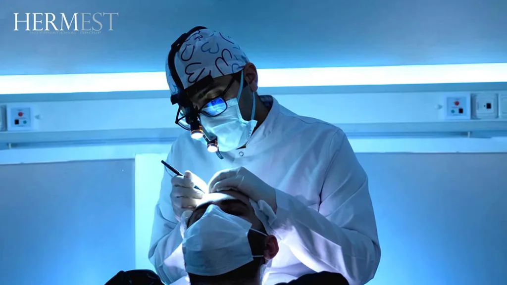 Il Dr. Ahmet Murat, chirurgo del trapianto di capelli e cardiologo