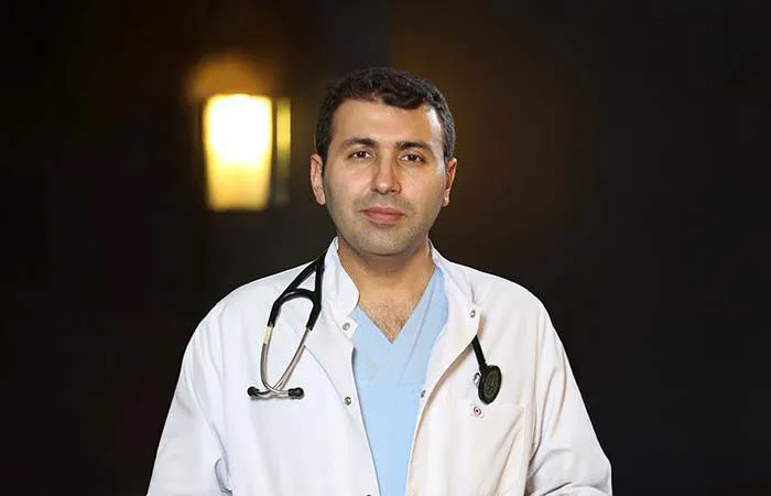 Dr. Ahmet Murat, chirurgo del trapianto di capelli e cardiologo
