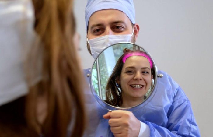 Frauen mit hoher Stirn: Ursachen, Tipps und Lösungen 1 Frauen mit hoher Stirn