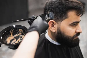 Mann färbt Haare