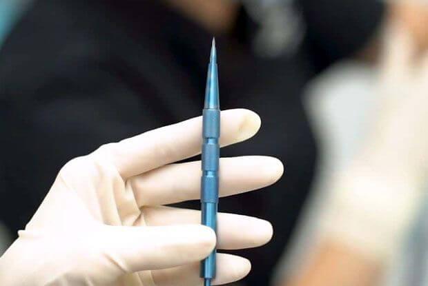 Saphir FUE Methode – Moderne Haartransplantation 12 Sapphire FUE Pen