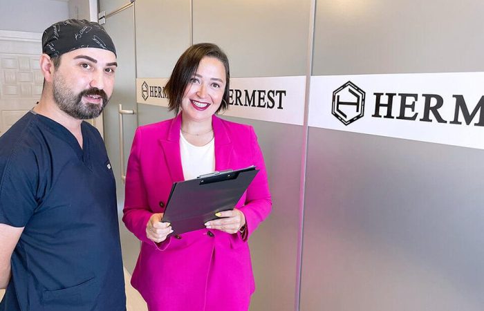 Barthaartransplantation: Die Vollständige Anleitung zur Barttransplantation bei Hermest Hair Clinic 11 2 Mitarbeiter der Hermest Hair Clinic stehen in der Klinik und lächeln