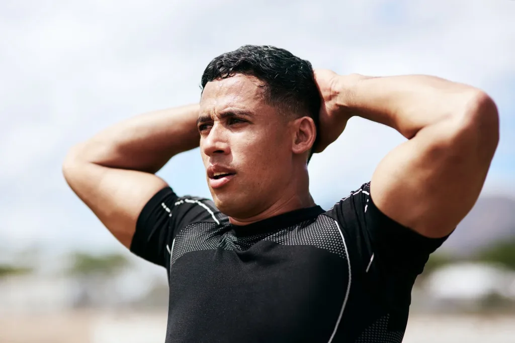 Mann beim Sport nach Haartransplantation