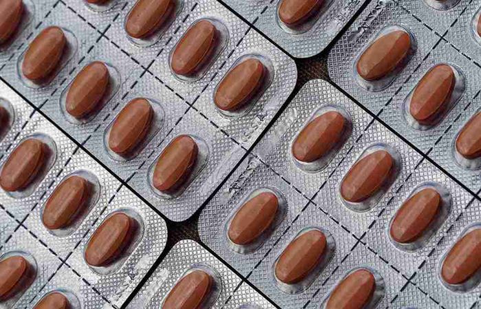 Erfahrung mit Priorin – hilft es wirklich bei Haarausfall? 3 Mehrere Blisterpackungen mit braunen Kapseln als symbolische Darstellung von Nahrungsergänzungsmitteln – verwendet im Kontext „Erfahrung mit Priorin“ für Haarpflege und Wachstumsunterstützung.