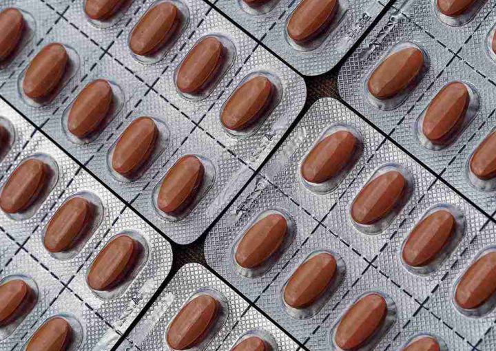 Erfahrung mit Priorin – hilft es wirklich bei Haarausfall? 2 Mehrere Blisterpackungen mit braunen Kapseln als symbolische Darstellung von Nahrungsergänzungsmitteln – verwendet im Kontext „Erfahrung mit Priorin“ für Haarpflege und Wachstumsunterstützung.