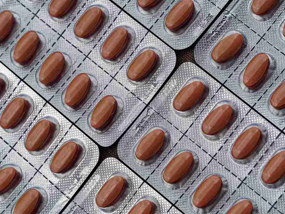 Mehrere Blisterpackungen mit braunen Kapseln als symbolische Darstellung von Nahrungsergänzungsmitteln – verwendet im Kontext „Erfahrung mit Priorin“ für Haarpflege und Wachstumsunterstützung.
