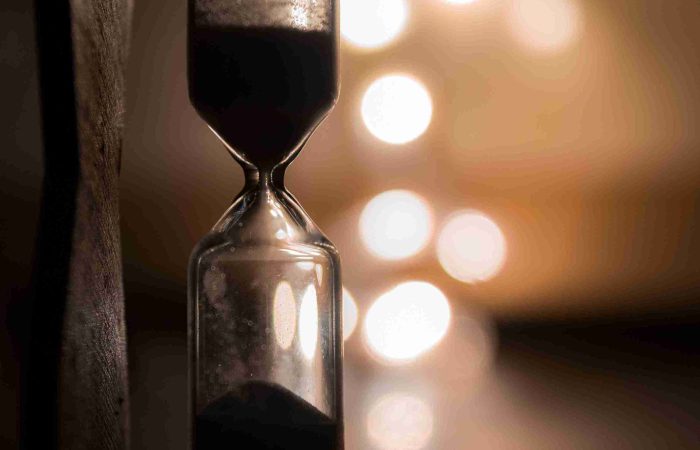 Wann Haartransplantation zu spät ist: Expertenrat 7 Eine Sanduhr mit herabfließendem Sand symbolisiert den Lauf der Zeit – sinnbildlich für die Frage, wann Haartransplantation zu spät ist.