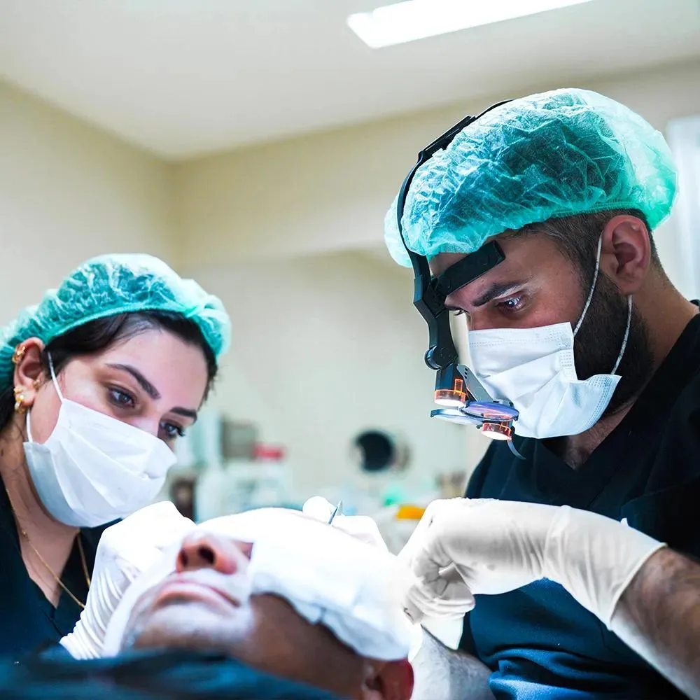 Équipe médicale Hermest pendant une greffe de cheveux FUE