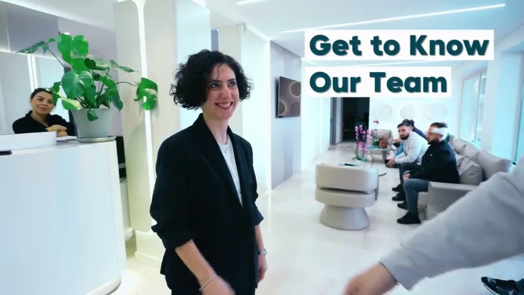Il team Hermest durante la valutazione della linea dei capelli di un paziente