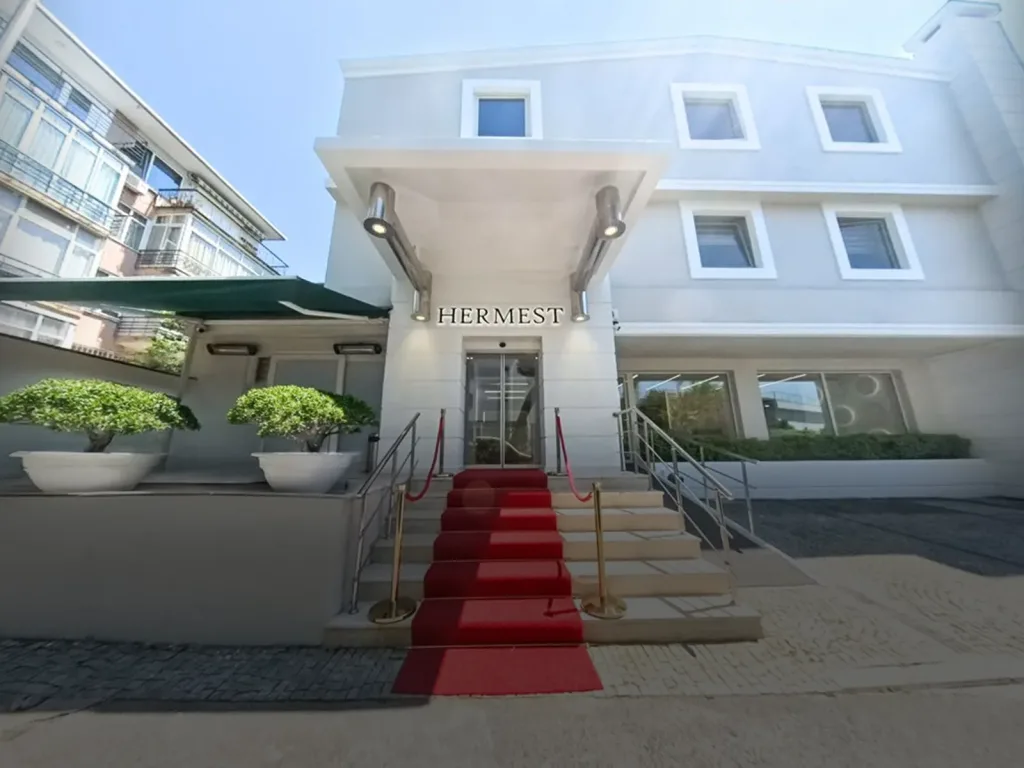 Eingang des Gebäudes der Hermest Hair Clinic in Istanbul