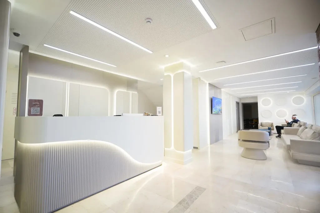 Bancone della reception e sala d'attesa per i pazienti della Hermest Clinic