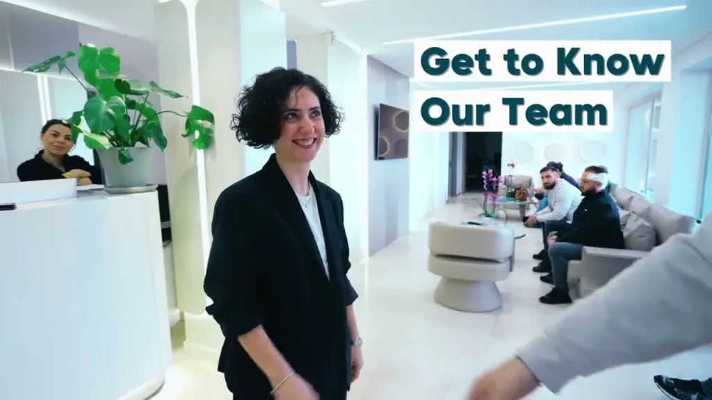 Il team Hermest durante la valutazione della linea dei capelli di un paziente
